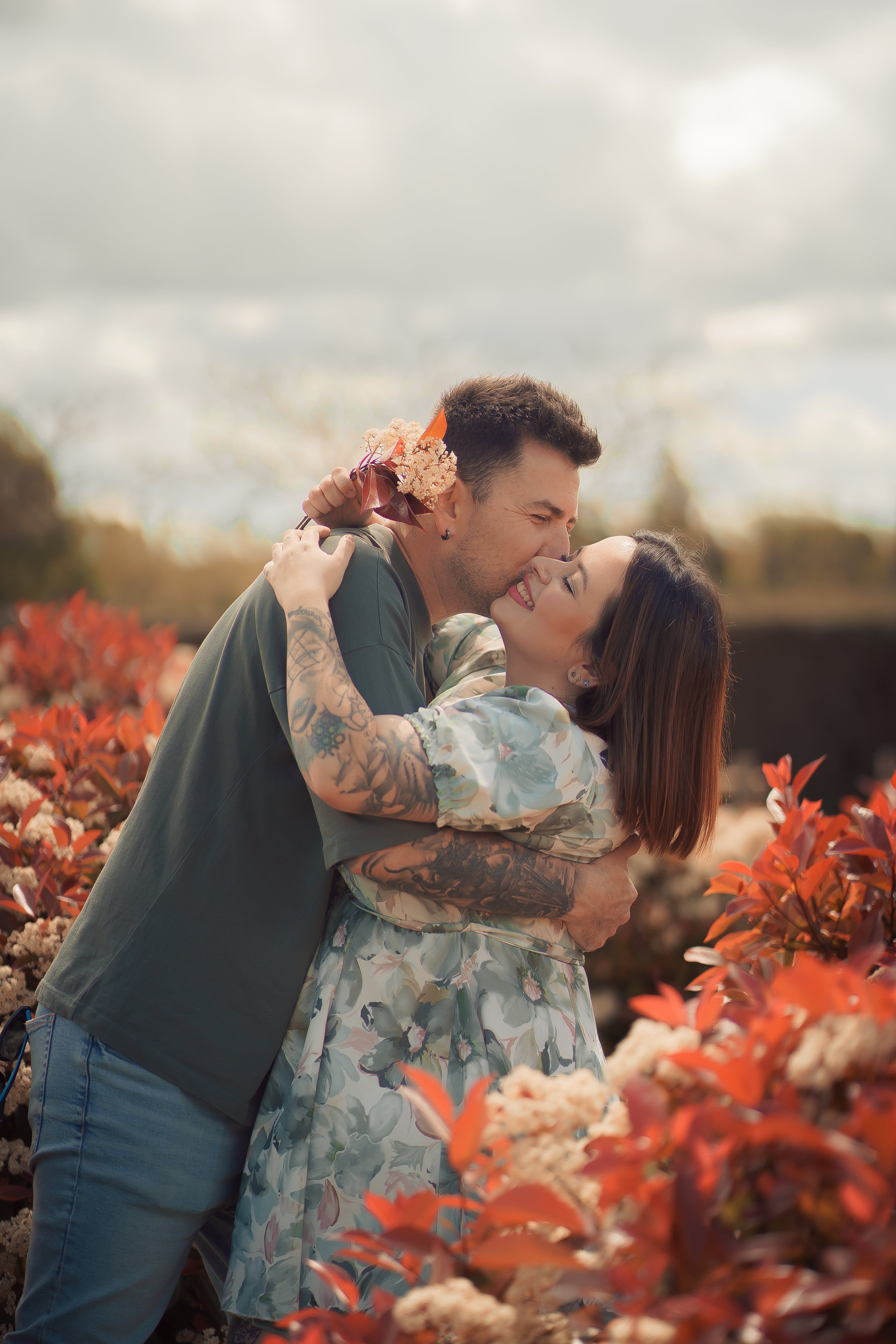 Pareja abrazada al aire libre entre árboles de otoño