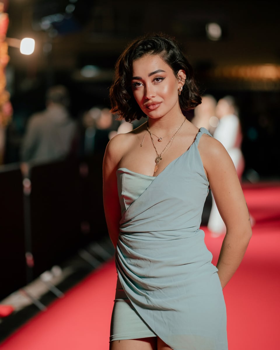 Retrato de una invitada en una alfombra roja